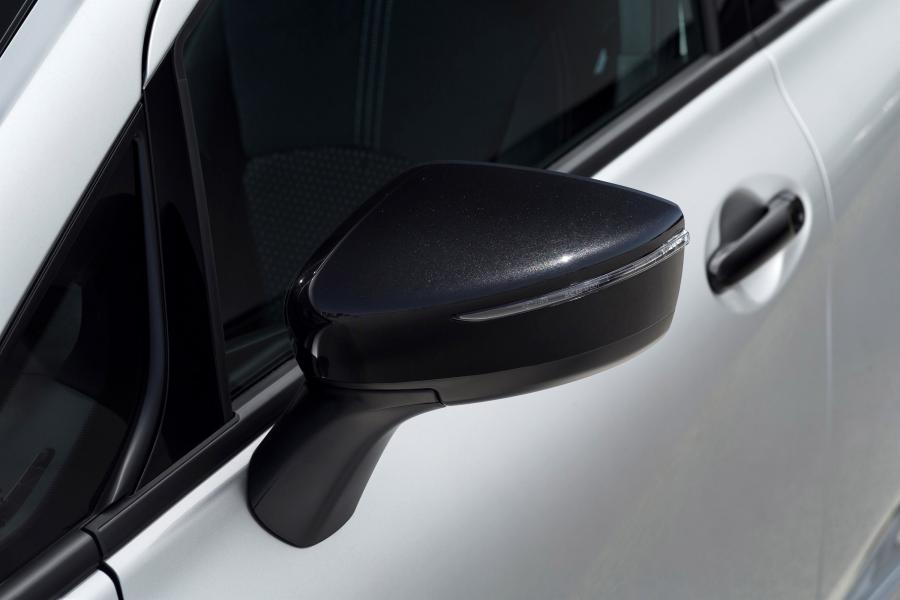 Детали экстерьера Nissan Note Black Edition 2016 года  (фото 5 из 13)